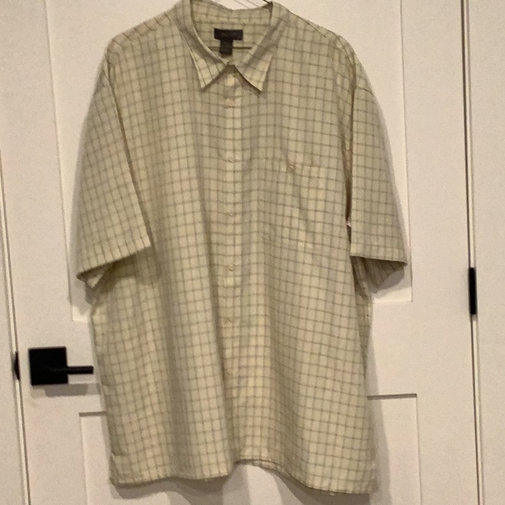 Bruno 4XLT short sleeve dry cleaned still like new condition. Pale yellow color